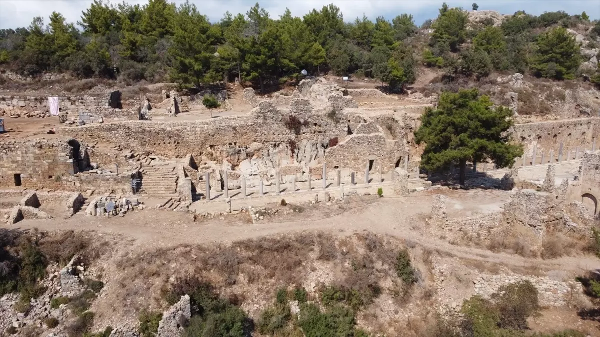 Syedra Antik Kenti’nde 2 Bin Yıllık Sütunlar Yeniden Dikildi