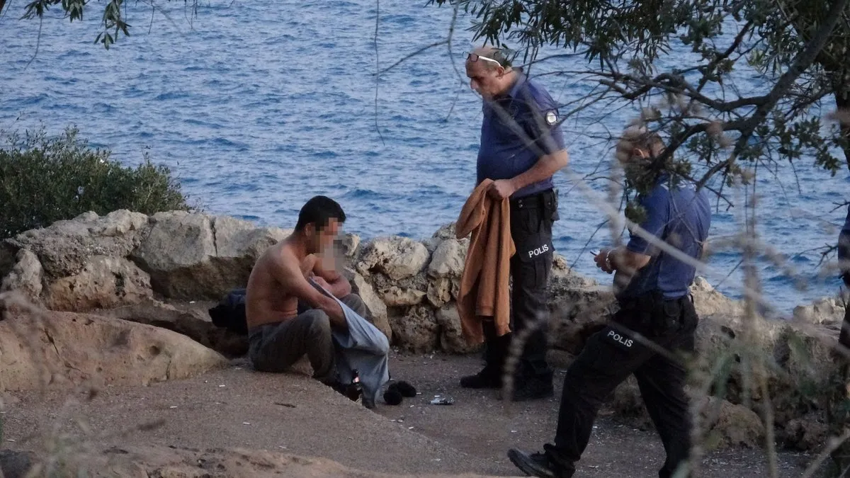 Antalya falezlerde panik anları: Bütün kıyafetlerini çıkartıp…