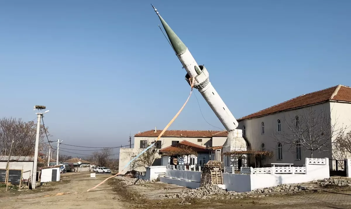 Kozköy’deki Hasarlı Cami Minaresi Vinçle Yıkıldı