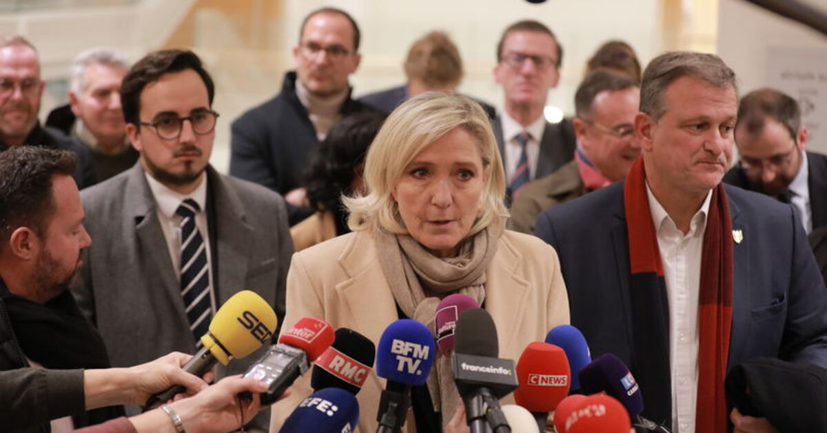 Le Pen, bütçeyle ilgili talepleri dikkate alınmazsa Fransız Başbakanını, hükümeti düşürmekle tehdit ediyor