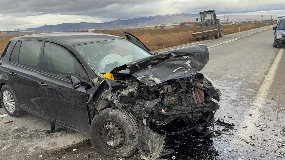 Bolvadin’deki Trafik Kazası: 2 Ölü, 3 Yaralı