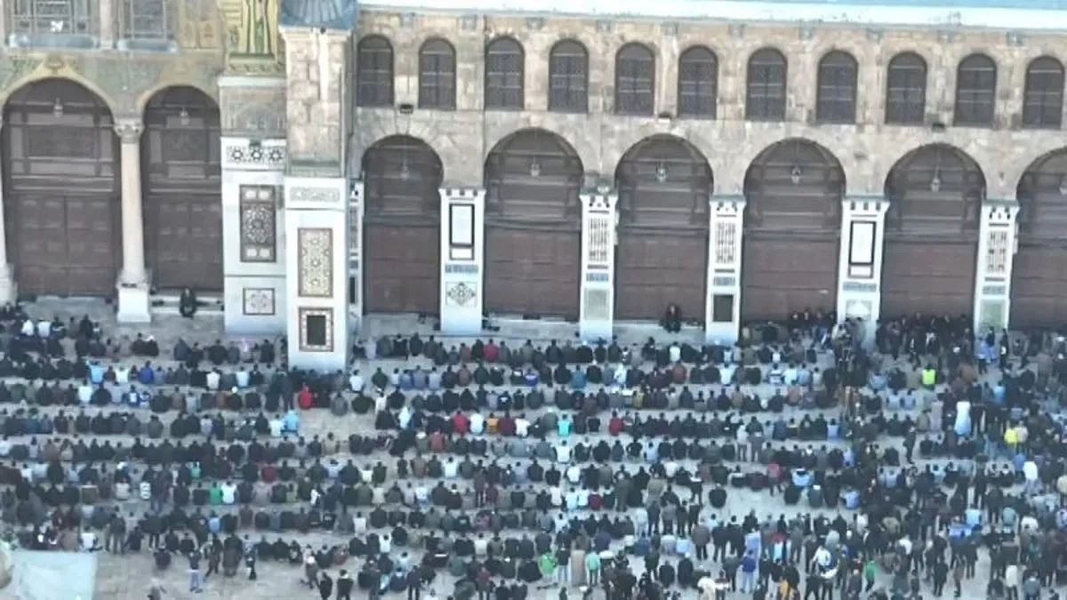 Suriye’de tarihi anlar: Esad rejimi sonrası Emevi Camii’nde ilk Cuma!